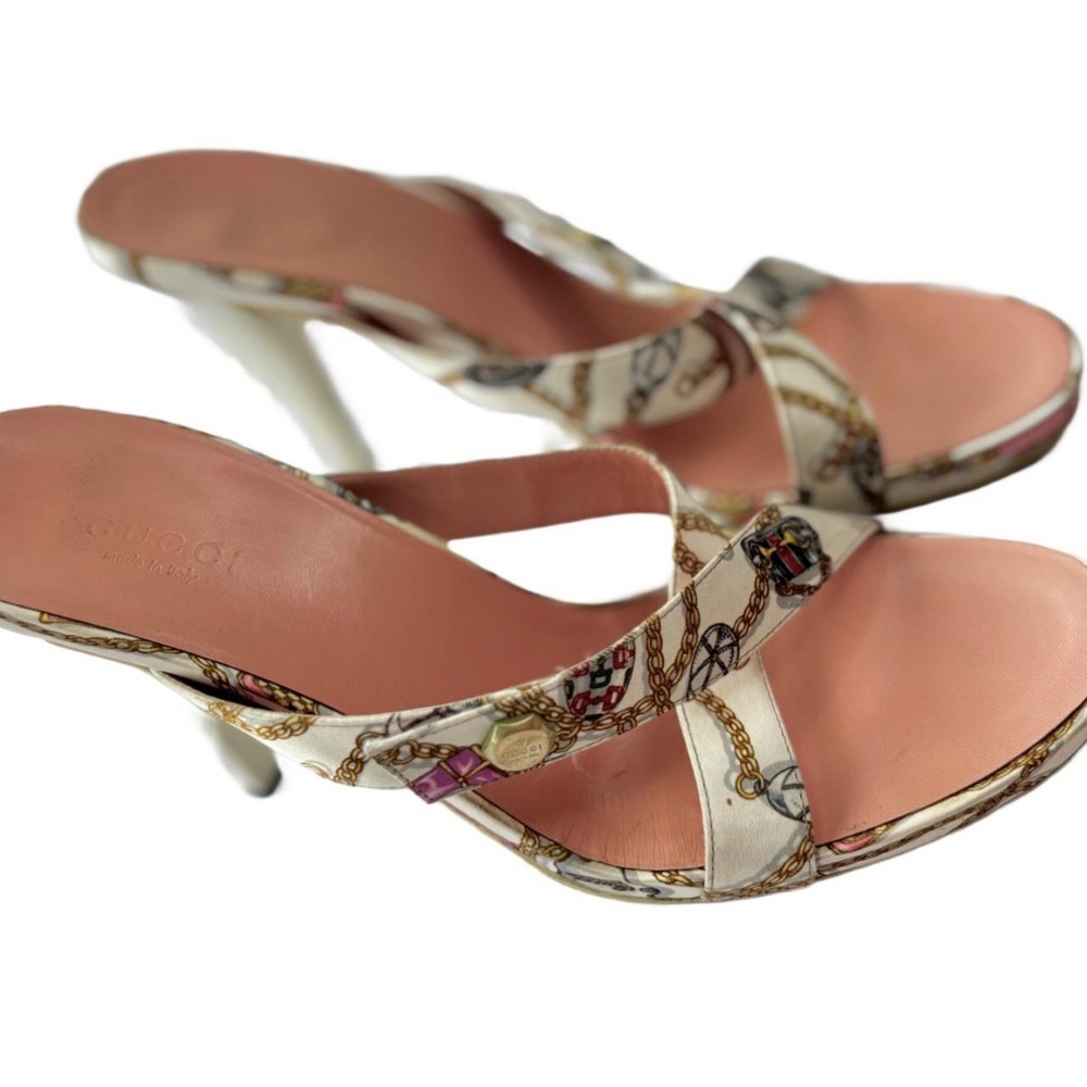 Gucci Vintage Chain Crest Print Satin Stiletto Heeled Sandals Mules Cream Size 8 - Picture 2 of 5